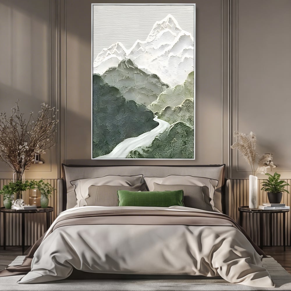 Tablou canvas cu tablou canvas cu munti in relief, in rama de aluminiu argintiu, pe perete intr-un dormitor